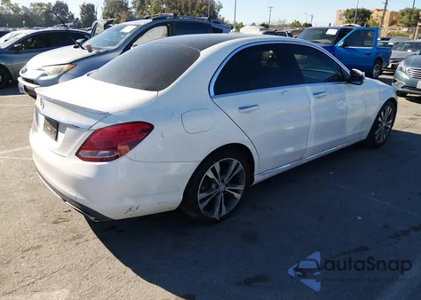 2016 Mercedes-Benz C 300 из США, поврежденный, VIN 55SWF4JB4GU102587